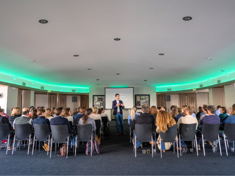 Spreker spreekt voor publiek bij scholing.