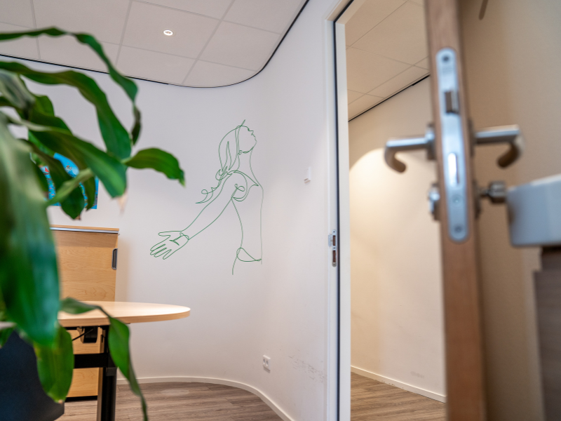 Deur opent in spreekkamer